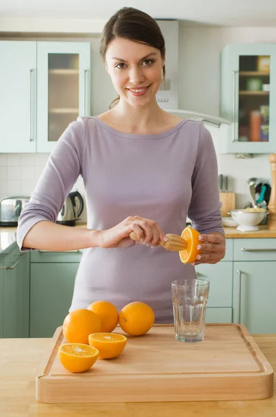 Žena Dělá Pomerančový Džus — Stock fotografie