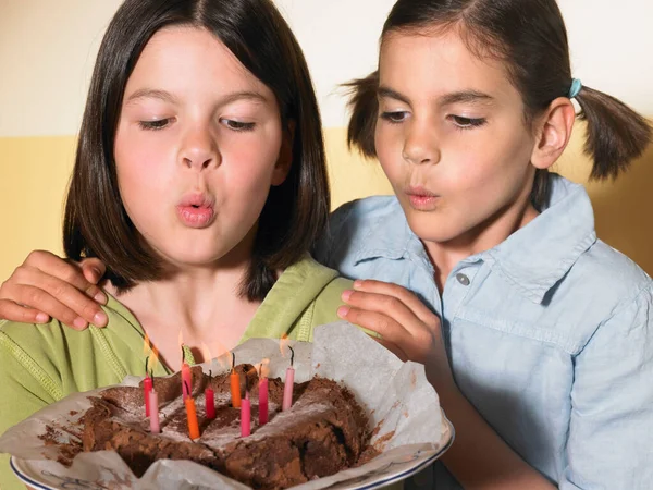Дівчата Тримають Торт День Народження — стокове фото