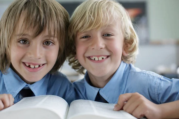 Chicos Escuela Leyendo Clase — Foto de Stock