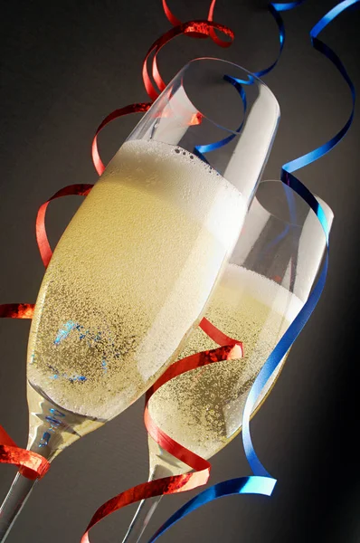 Два Бокала Шампанского Красными Голубыми Лентами — стоковое фото