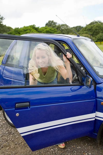 젊은 여자 청소 전기 자동차 — 스톡 사진
