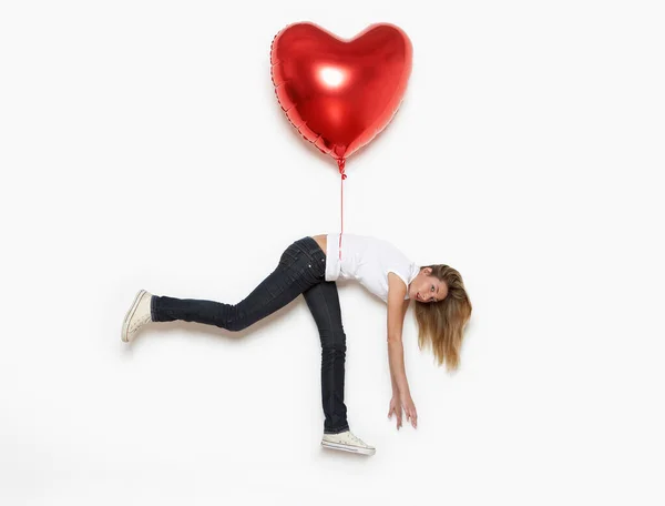 Γυναίκα Ανυψωμένη Μπαλόνι Καρδιάς — Φωτογραφία Αρχείου