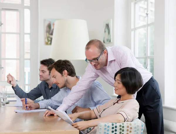 Grupo Pessoas Uma Mesa Conferências — Fotografia de Stock