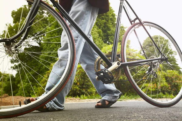 Bisikletle Yürüyen Adama Yaklaş — Stok fotoğraf