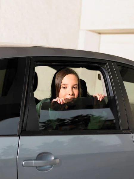 Chica Mirando Por Ventana Del Coche — Foto de Stock