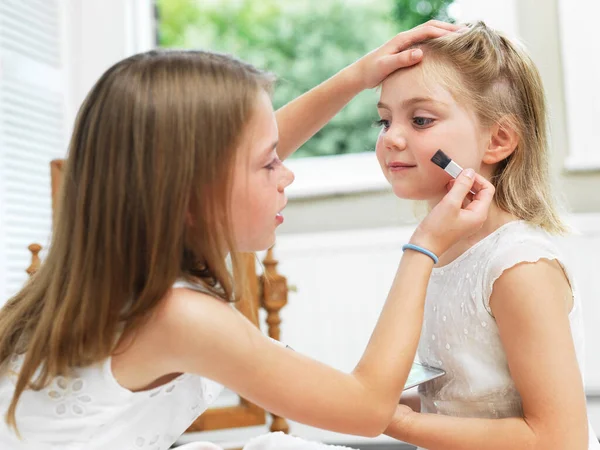 Ragazza Che Mette Trucco Amico — Foto Stock