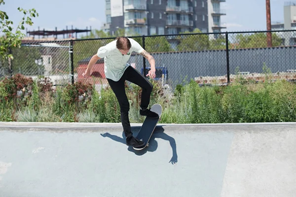 Skateboardåkare Ramp Vid Skateparken — Stockfoto