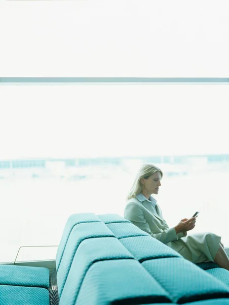 Havaalanında Cep Telefonu Kullanan Kadınları — Stok fotoğraf