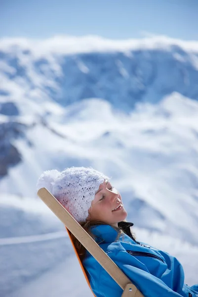 Femme Inclinable Dans Chaise Pont — Photo