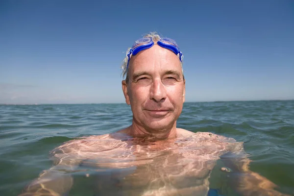 Öregember Úszik Tengerben — Stock Fotó