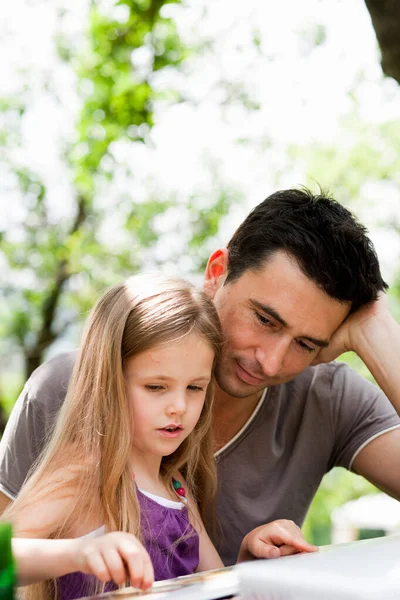 Ojciec Córka Uczenie Się Świeżym Powietrzu — Zdjęcie stockowe