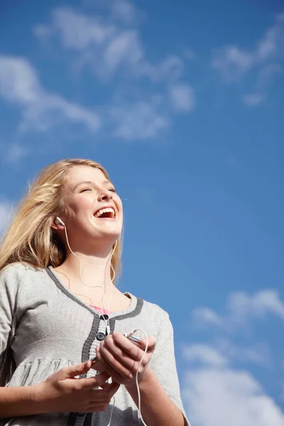 Mujer Escuchando Música Aire Libre —  Fotos de Stock