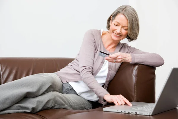 Mujer Madura Utilizando Banca Por Internet —  Fotos de Stock