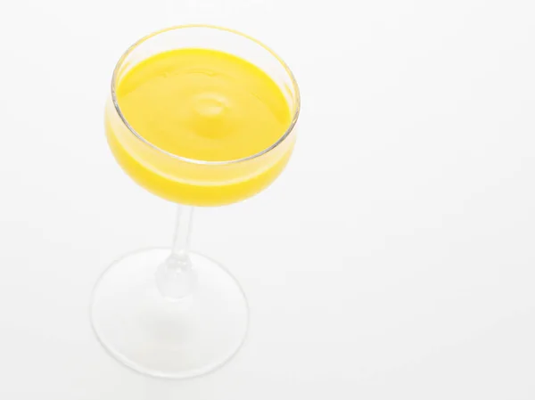 Cocktail Giallo Sul Tavolo — Foto Stock