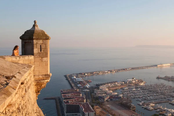 Mulher Admirando Vista Castelo — Fotografia de Stock