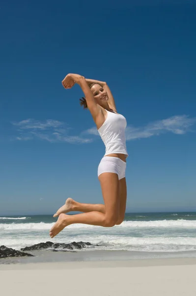 Salto Femminile Sulla Spiaggia — Foto Stock