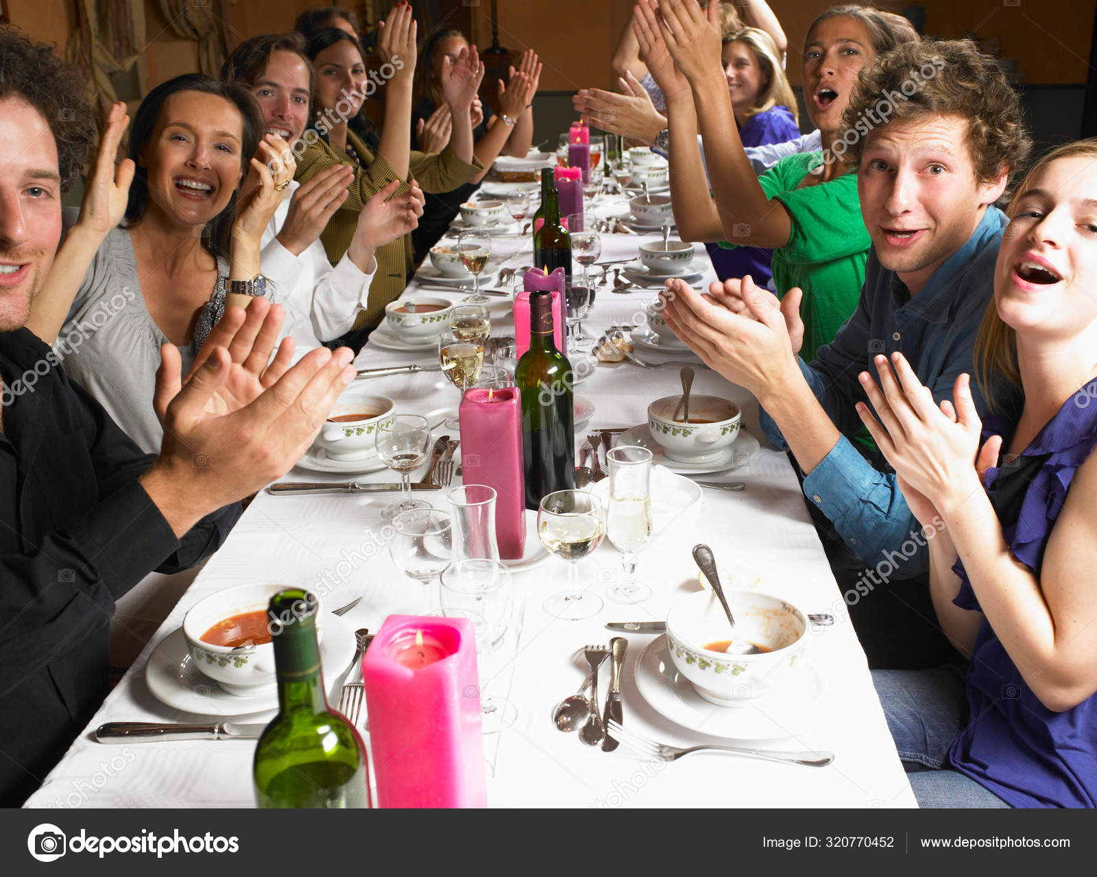 большая дружная семья за столом. чаепитие в компании. стол гостей круглый. гости за столом. люди за столом в офисе.