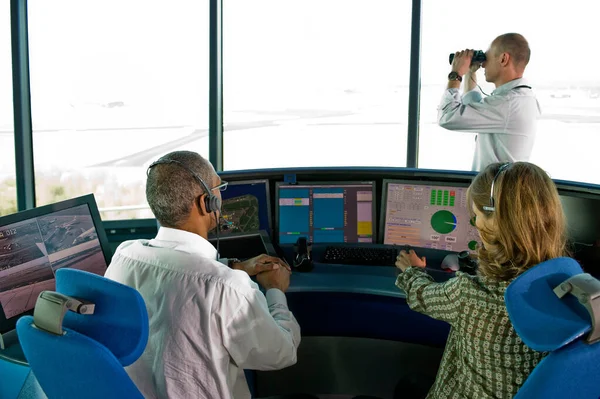 Havaalanı Kontrol Kulesinde Çalışanlar — Stok fotoğraf