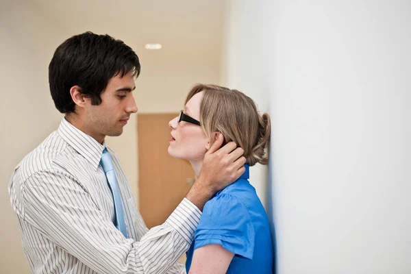 Couple Embrassant Dans Couloir — Photo