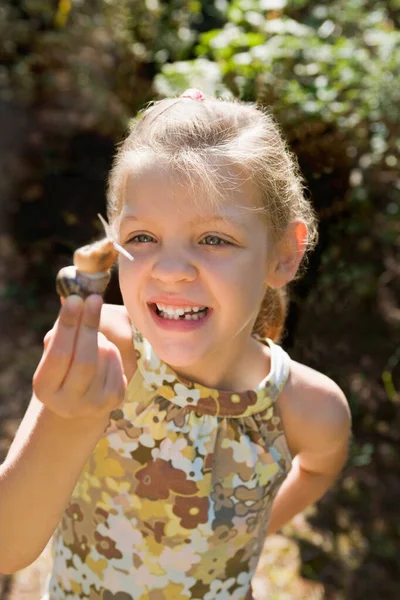 一个带着蜗牛的小女孩 — 图库照片