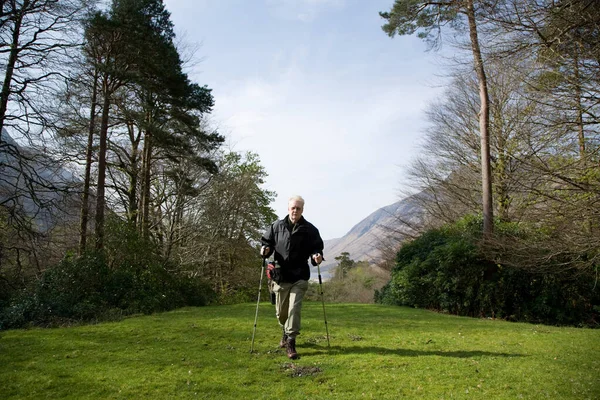 Man Wandelen Bergen — Stockfoto