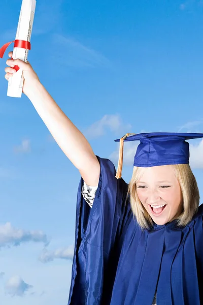 Chica Graduándose Escuela Secundaria —  Fotos de Stock