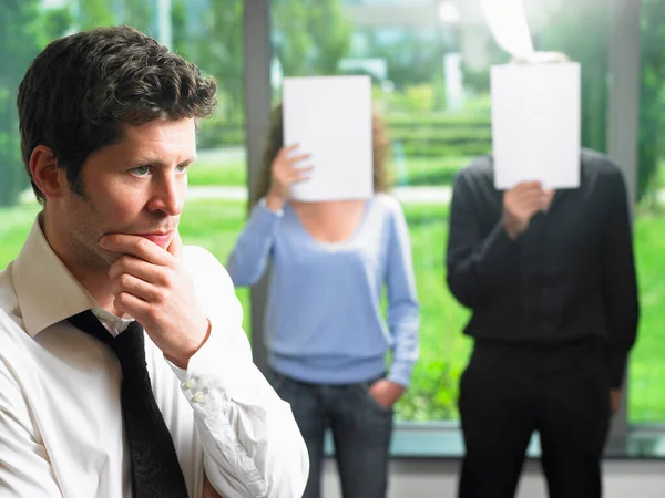 Zakenman Denkt Ziet Recht Uit — Stockfoto