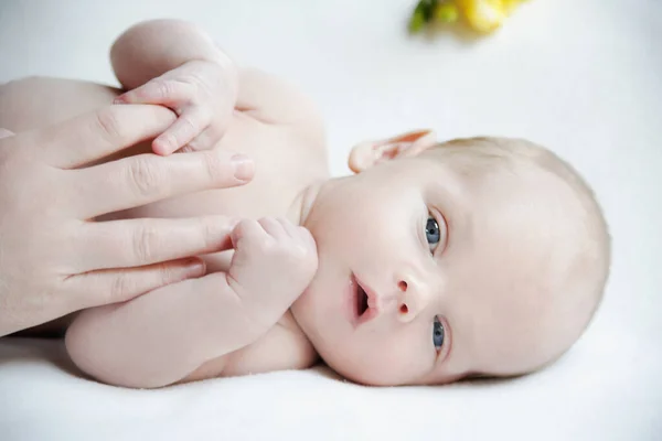 Bebê Com Flor Mão — Fotografia de Stock