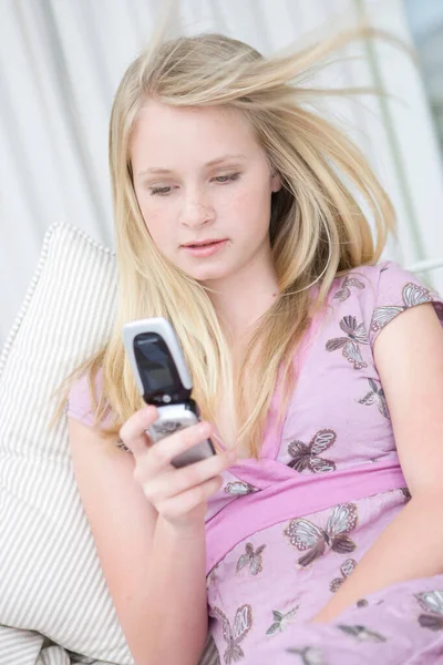 Adolescente Utilizando Teléfono Móvil —  Fotos de Stock