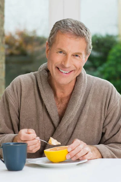 Portret Starszego Mężczyzny Jedzącego Śniadanie — Zdjęcie stockowe
