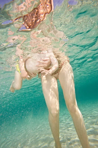 Anne Yeni Yürümeye Başlayan Çocuğa Denizde Yüzmeyi Öğretiyor — Stok fotoğraf