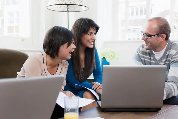 Personas Que Trabajan Una Oficina Informal — Foto de Stock