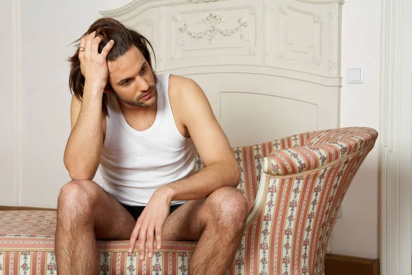 Jovem Sentado Chaise Longue — Fotografia de Stock