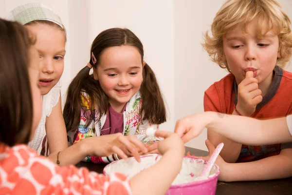 Girls Boys Tasting Dish — Stock Photo, Image