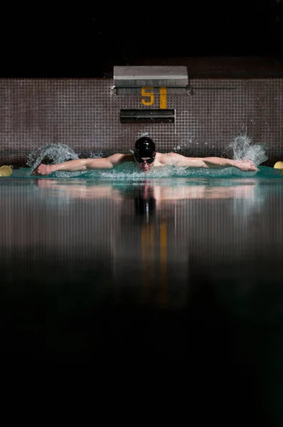 Plavec Cvičí Prsa Bazénu — Stock fotografie