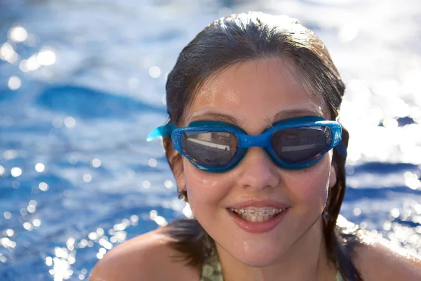 Chica Joven Piscina Con Gafas Natación —  Fotos de Stock