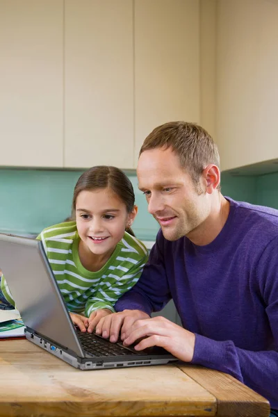 Vater Und Tochter Mit Laptop — Stockfoto