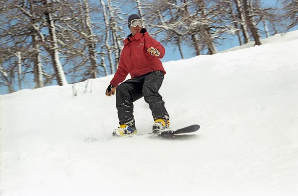 Mężczyzna Jazda Snowboard Górach — Zdjęcie stockowe
