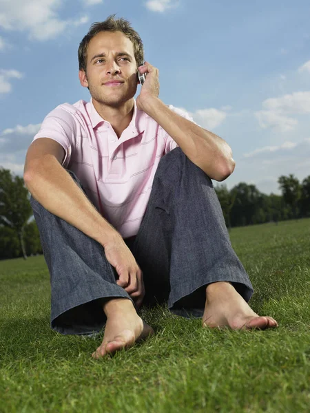 Homme Utilisant Téléphone Cellulaire Dans Parc — Photo
