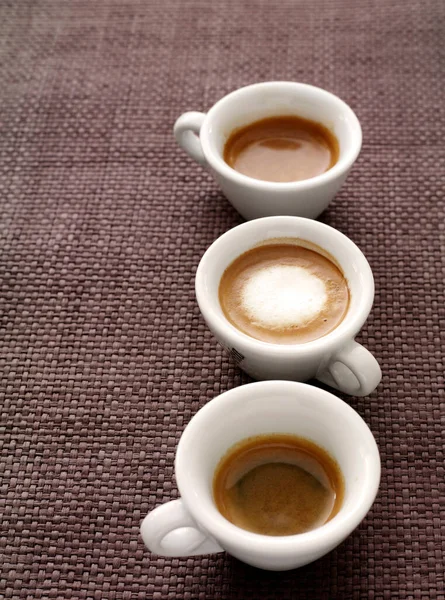 Bir Fincan Kahve Örülmüş Paspasın Üzerinde — Stok fotoğraf
