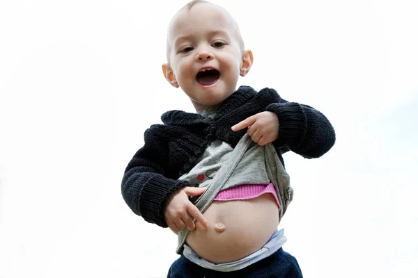 Menina Apontando Para Umbigo — Fotografia de Stock