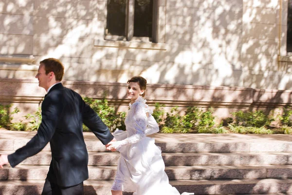 Gelin Damat Düğünden Önce Koşuyor — Stok fotoğraf