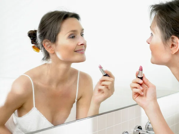Woman Bathroom Applying Makeup — Stock Photo, Image