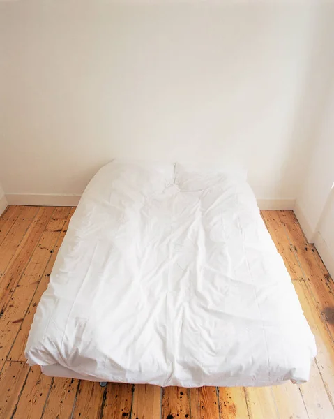 ベッドの上のシート — ストック写真