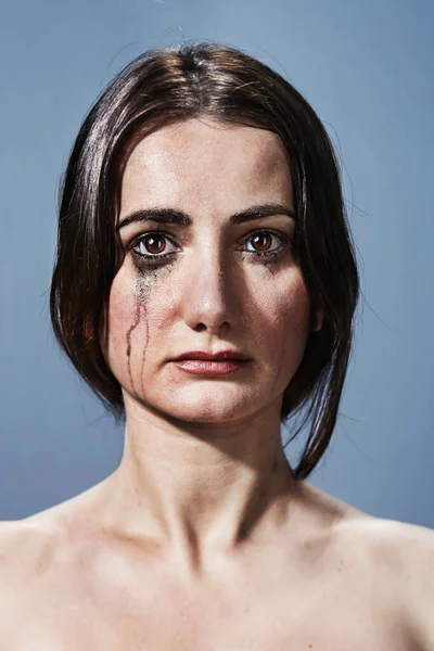 Γυναίκα Κλαίει Μουτζούρες Μακιγιάζ Στο Πρόσωπο — Φωτογραφία Αρχείου