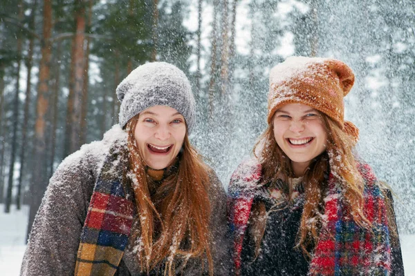 Молодые Женщины Улице Время Сильного Снегопада — стоковое фото