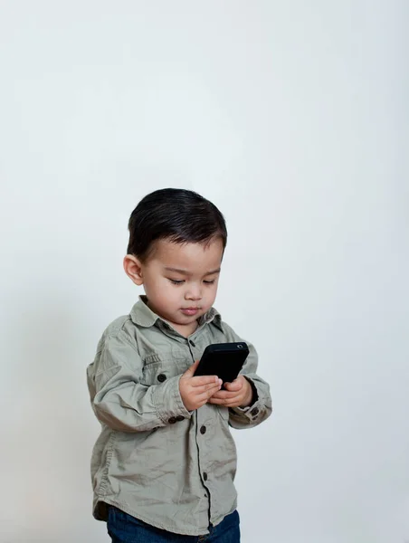 Niño Usando Teléfono Celular —  Fotos de Stock