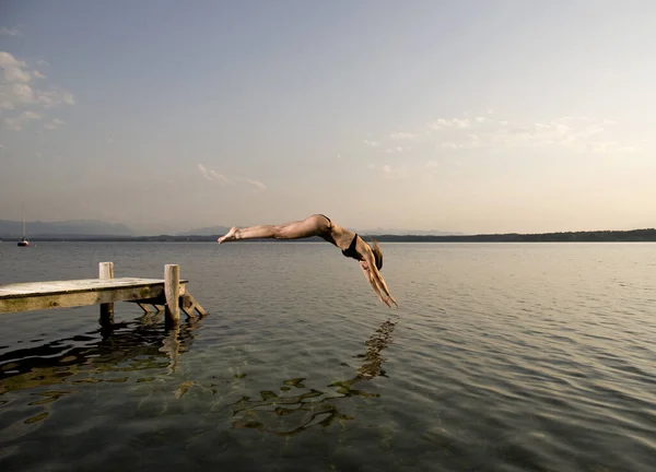 Femme Sautant Jetée — Photo