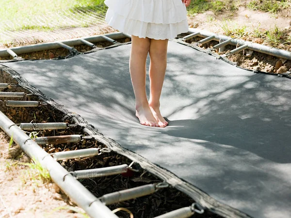 Mädchen Hüpft Auf Trampolin Unterteil — Stockfoto