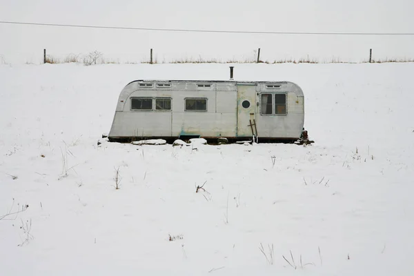雪地里的旧拖车 — 图库照片